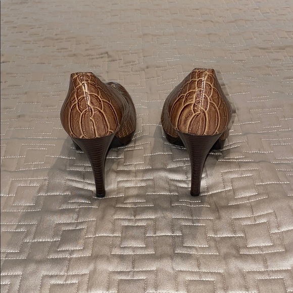 Size 7 EUC Alfani brown snakeskin heels - Picture 4 of 5